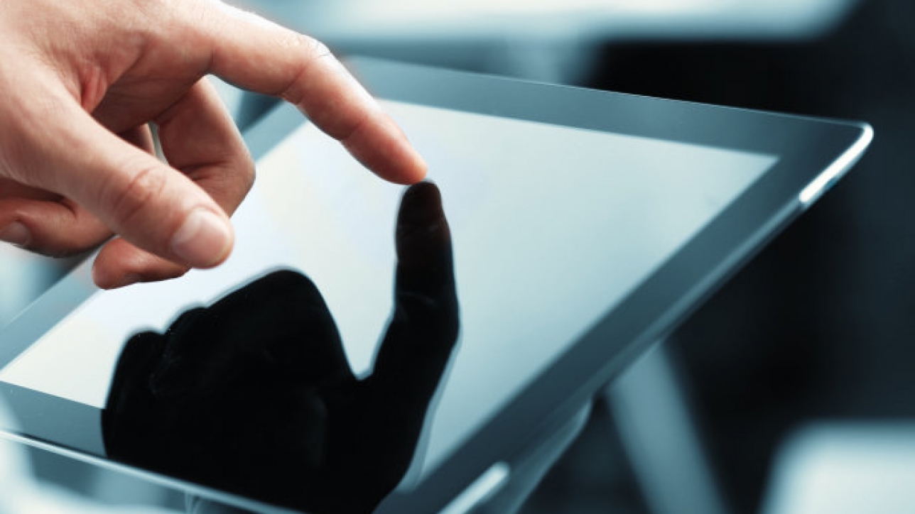 Kosketusnäyttöä käytetään sormella antibakteerisella suojakalvolla